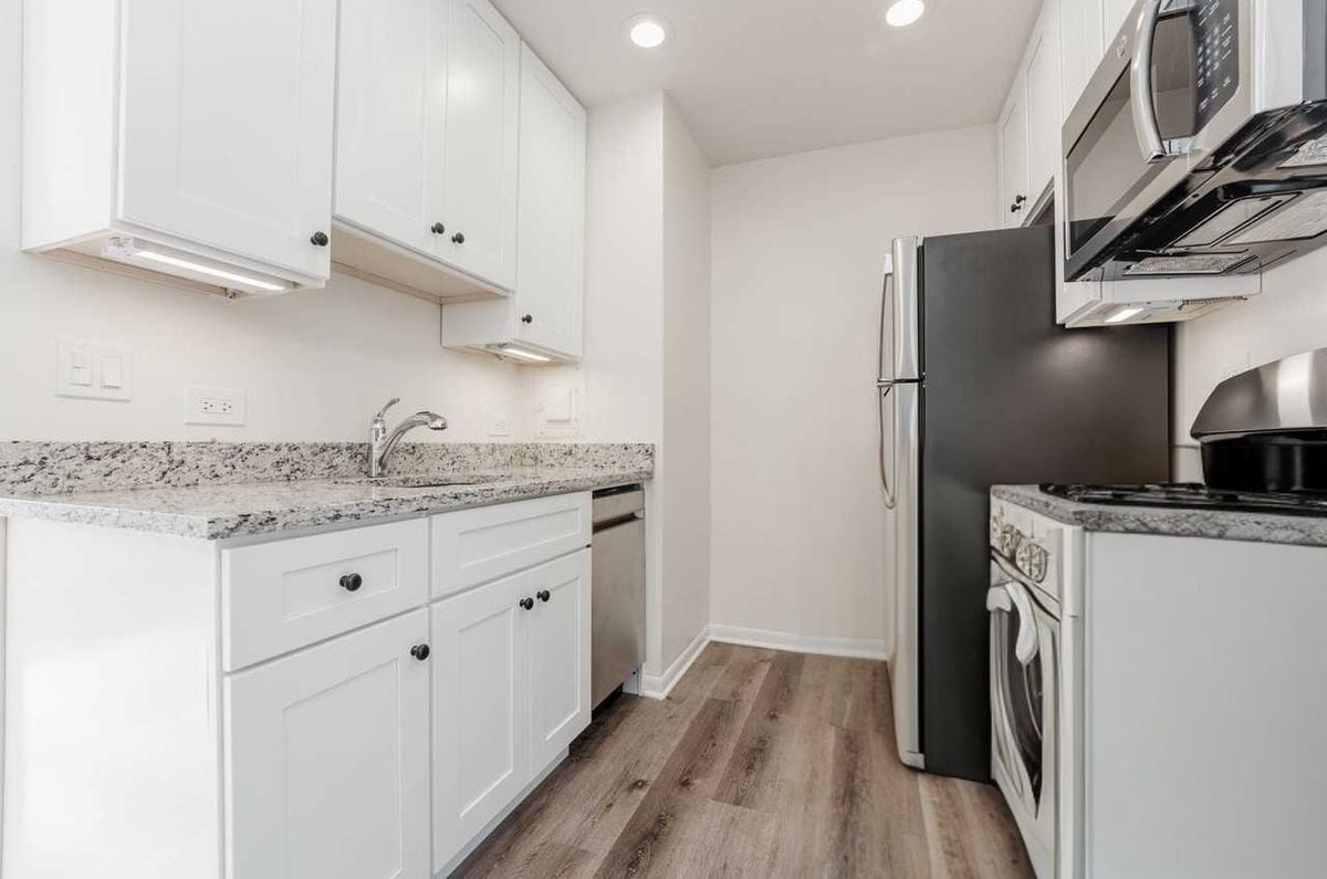 Building Photo - 424 W Oakdale Ave