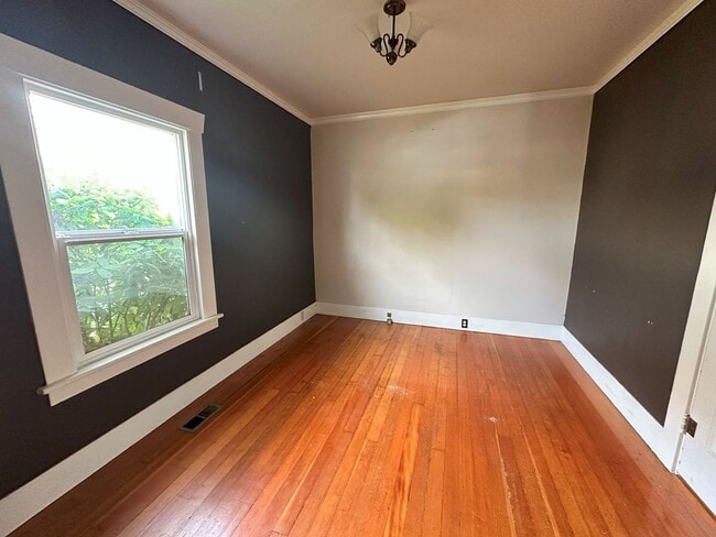 Building Photo - 2 bdrm/1 bath Lettered Streets cottage for...