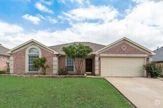 Building Photo - Beautiful newly redone single story home i...