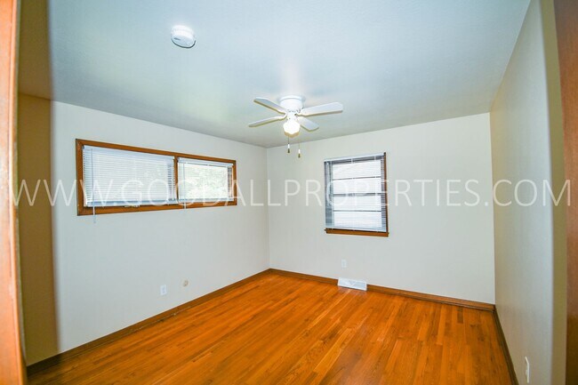 Building Photo - 2 Bedroom 1 Bath duplex home in Windsor He...