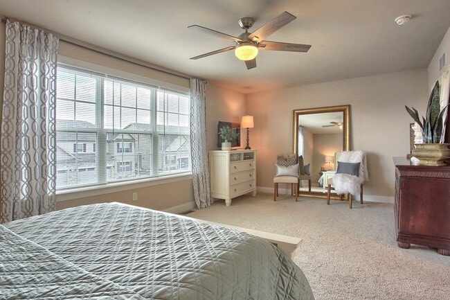 Building Photo - 3/BR luxury carriage home for rent FULLY FURNISHED