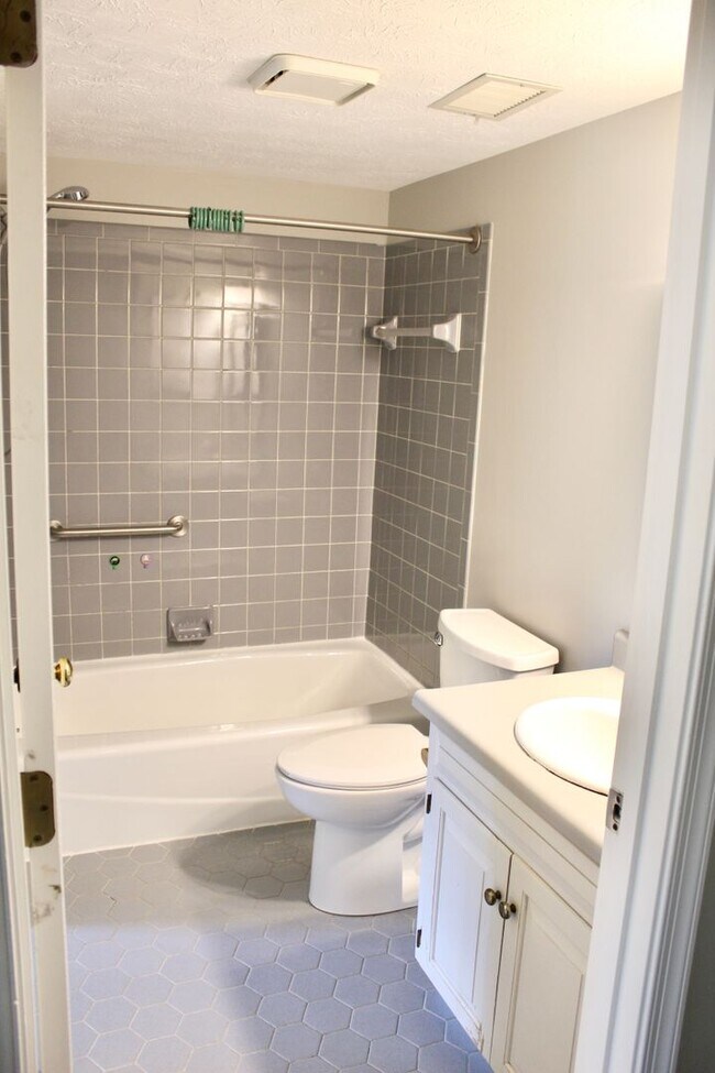 Building Photo - 736 Woodland Dr