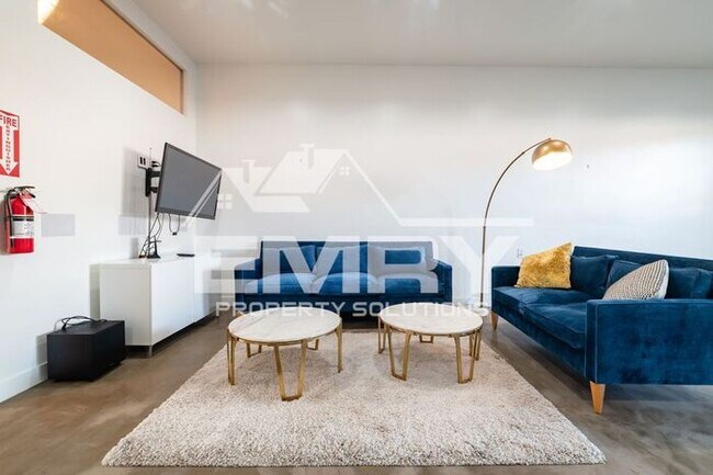 Building Photo - Prime Commercial Office Space Available Beverly Blvd Los Angeles