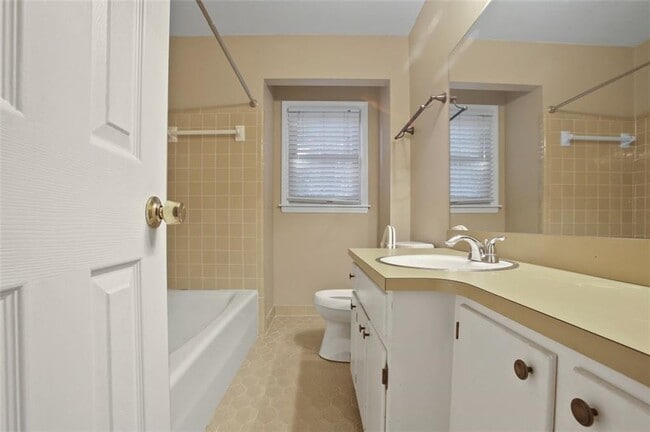 Building Photo - 461 Village Green Ct SW