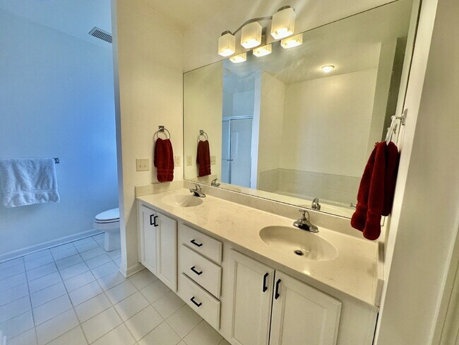 Building Photo - Beautiful Two Bedroom Townhome Located in Bluffton Village!