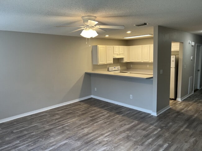 Building Photo - "Charming 2-Bed Townhouse in Fort Walton B...