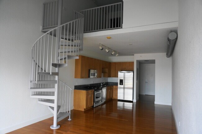 Building Photo - Large 1 Bed Loft with 20 Foot Wall of Glass City View at The VUE!