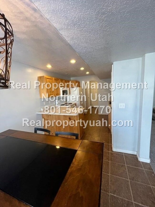 Building Photo - 2 Bedroom 1.5 Bath Townhome Available Now!
