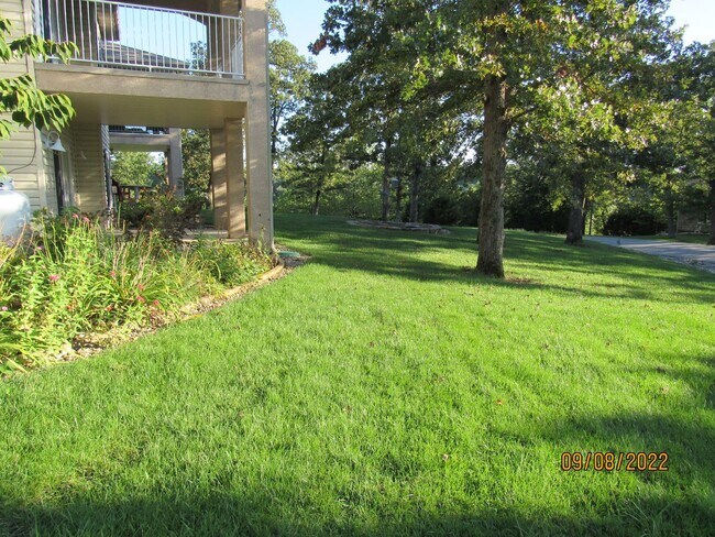 Building Photo - 4 bedroom duplex in Camdenton
