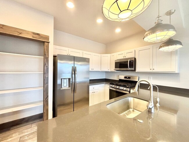 Building Photo - Central 4 Bedroom Condo