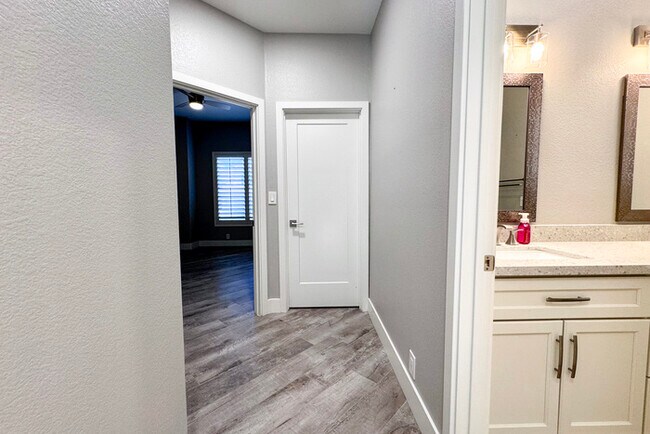 Building Photo - 3Bed/2.5 Ba House in Gated Community in No...