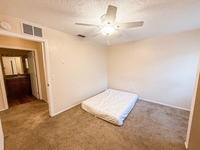 Building Photo - Windsor Park #924