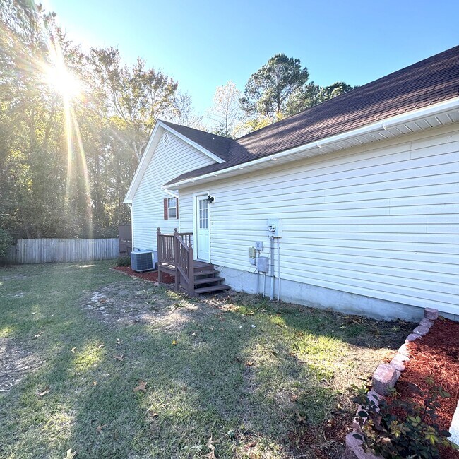 Building Photo - 961 Castlewood Dr