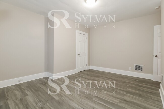 Building Photo - Welcome home to this lovely 3 bedroom, 1 b...