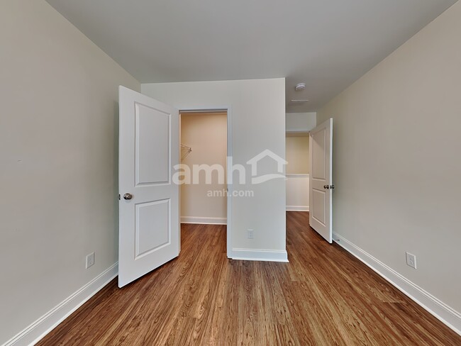 Building Photo - 1009 Theodore Rd