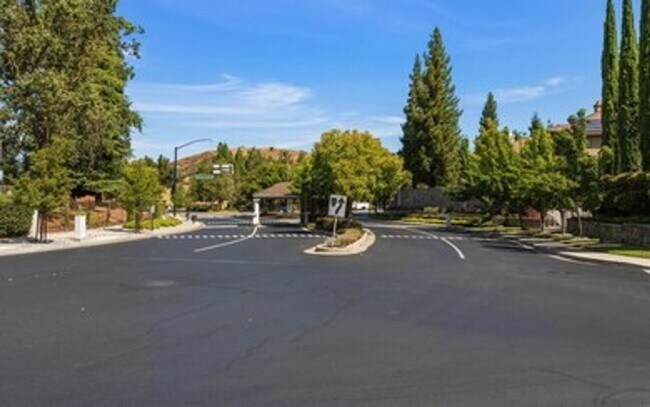 Building Photo - Gorgeous Two-Bedroom Condo with Golf Course Views in San Ramon!