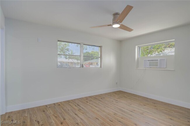 Building Photo - 372 Park Ln Dr