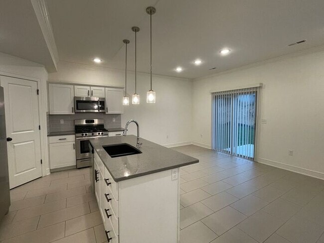 Building Photo - Gorgeous 3 bedroom / 2/5 bath in Park Hill schools!