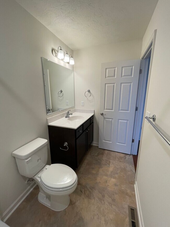 Building Photo - Like New Two Master Suite Apartment Townhouse