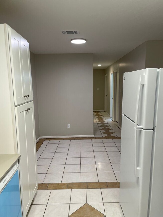 Building Photo - 809 San Saba Dr