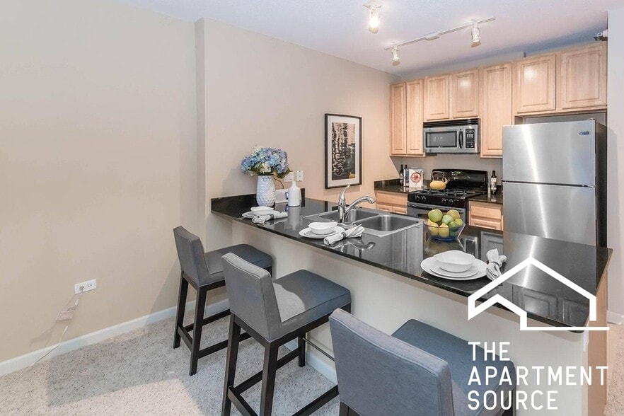 Building Photo - 353 N Desplaines St