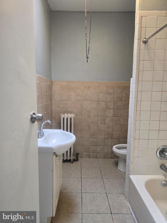 Building Photo - 556 N Wanamaker St