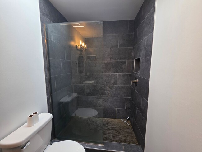 Building Photo - Spacious Town Home in Brighton Heights!