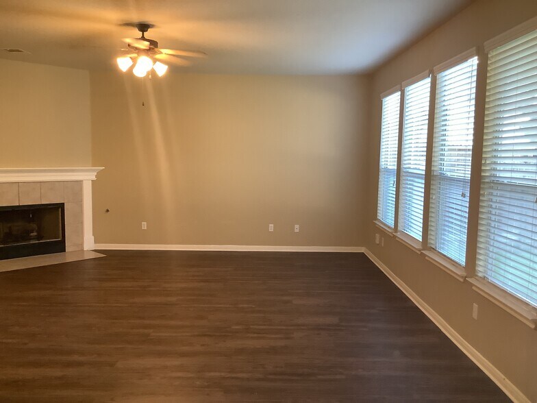 Building Photo - 3800 Veiled Falls Dr