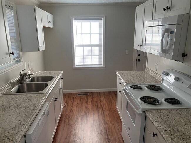 Building Photo - Total electric 3 bedroom