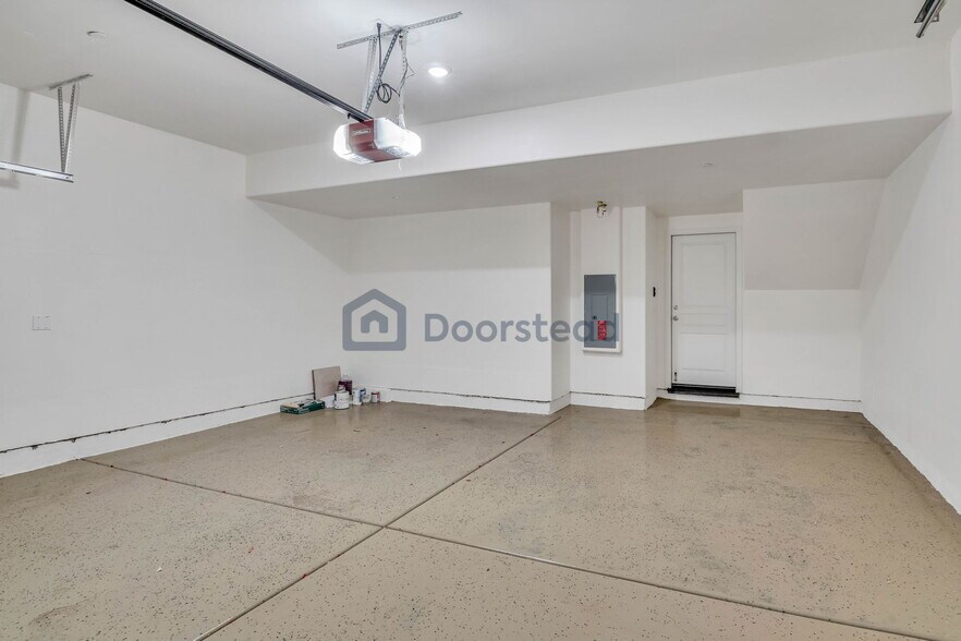 Building Photo - 25443 Parklane Dr