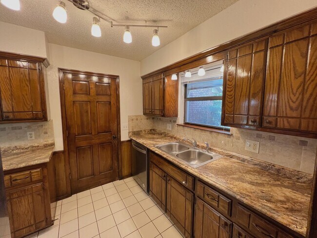 Building Photo - CHARMING 3 BED IN EDMOND!