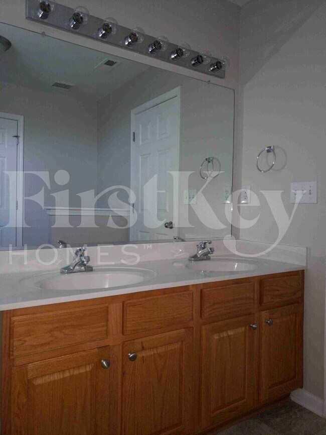 Building Photo - 2140 Lauren Woods Dr