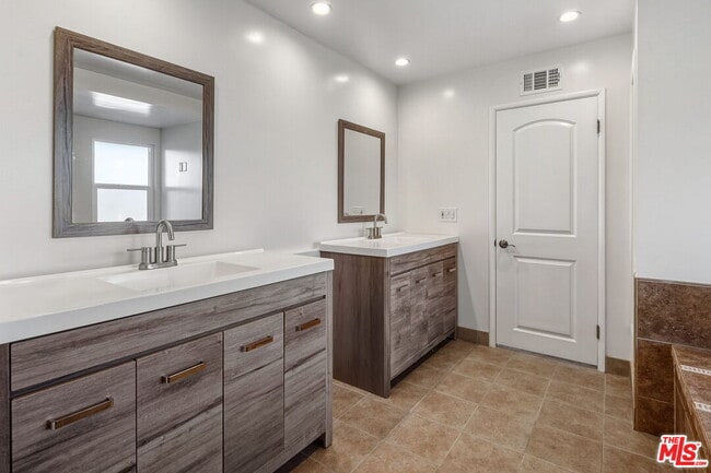 Building Photo - 16541 Park Ln Cir