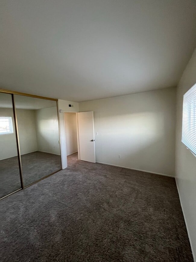 Building Photo - Beautiful 4 Bd Townhouse