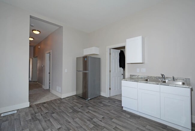 Building Photo - 294 Winifred St E