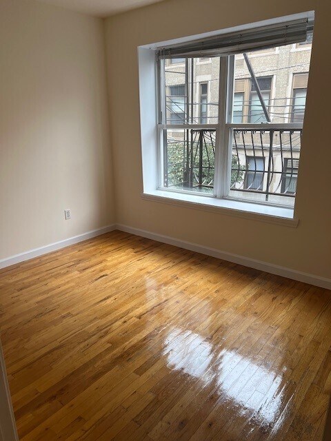 Building Photo - 419 5th St