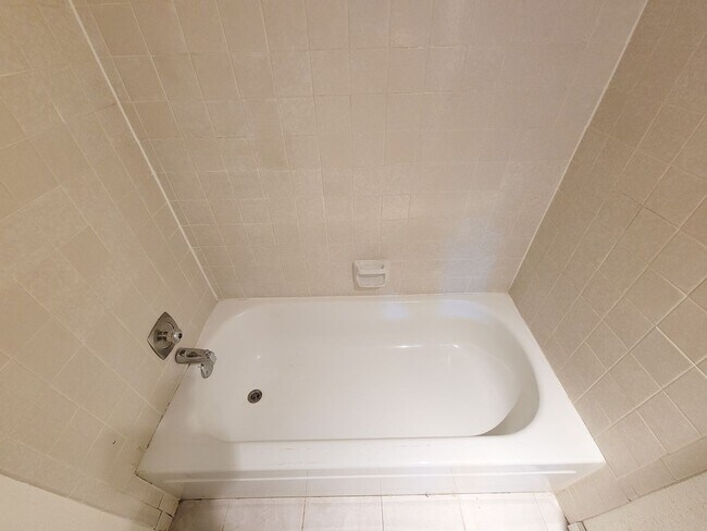 Building Photo - BEAUTIFUL UPDATED 2 BEDROOM 2 BATH CONDO. ...