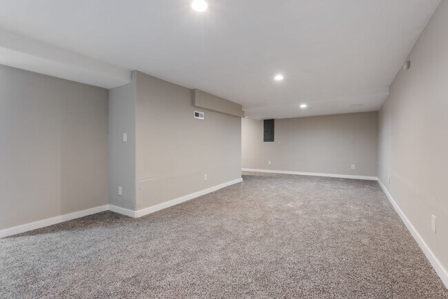 Building Photo - Spacious 5-bed, 2.5-bath home available in...