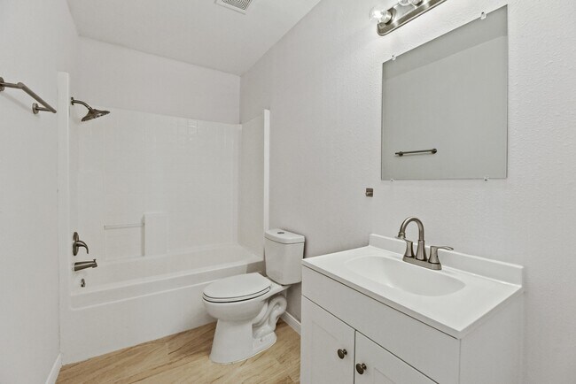 Building Photo - 18210 Beaverdell Dr