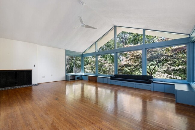 Building Photo - Mid Centurty Modern Home