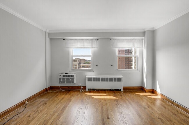Building Photo - 2909 N Sheridan Rd