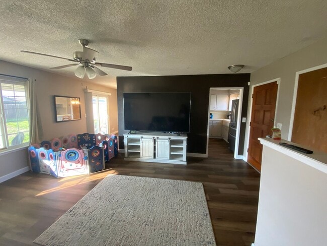 Building Photo - Updated in Lemoore