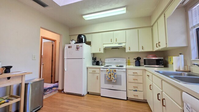 Building Photo - FOR FRENT Home near UF. 3 Bed, 2 bath, 2 c...