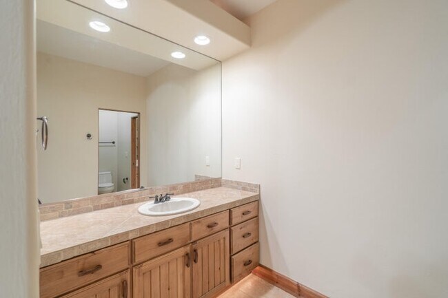Building Photo - 340 Le Grande Cir