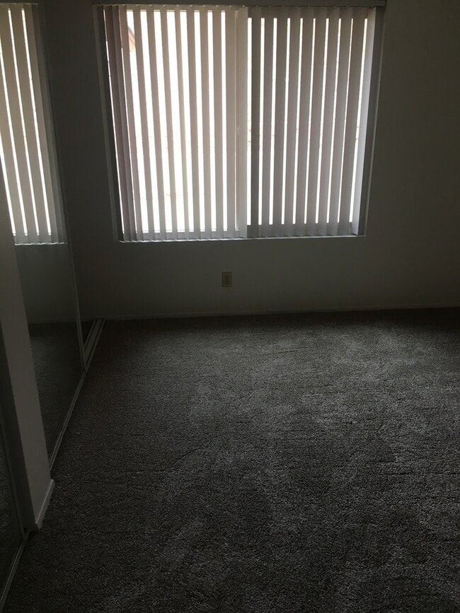 Building Photo - Beautiful 3BR/2BA Home In Family Neighborhood