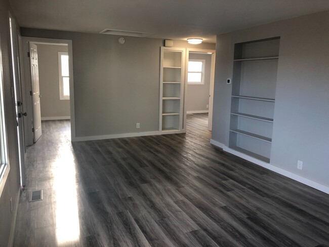 Building Photo - Recently Remodeled Home for Rent, Knolls V...