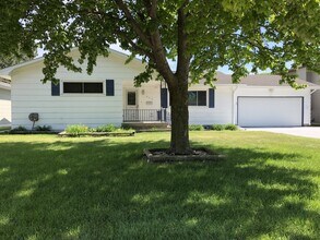 Building Photo - Nice home with fenced yard