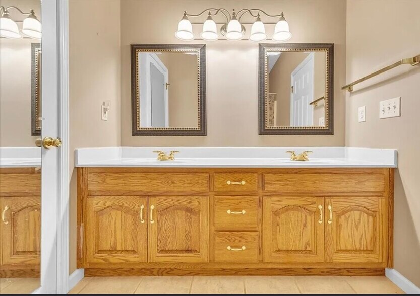 Building Photo - 1694 Red Oak Dr