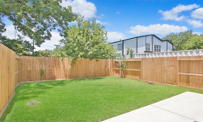 Building Photo - 3537 Mt Pleasant St