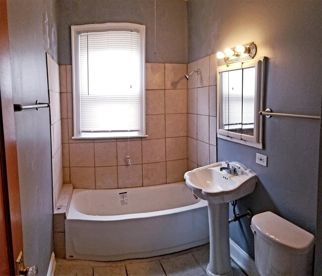 Building Photo - 8608 S Kingston Ave